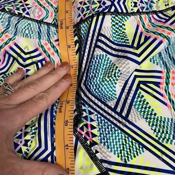 Victoria’s Secret Sport, Cropped Neon Geometric Design Tights - Picture 13 of 13